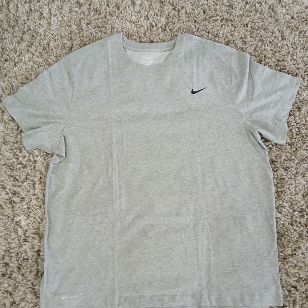 Nike Men's Light Gray Short Sleeve Tee